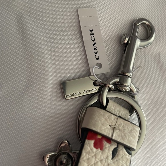 COACH CU246 Trigger Snap Bag Charm Floral Printed Leather Key Flower White - Picture 6 of 13